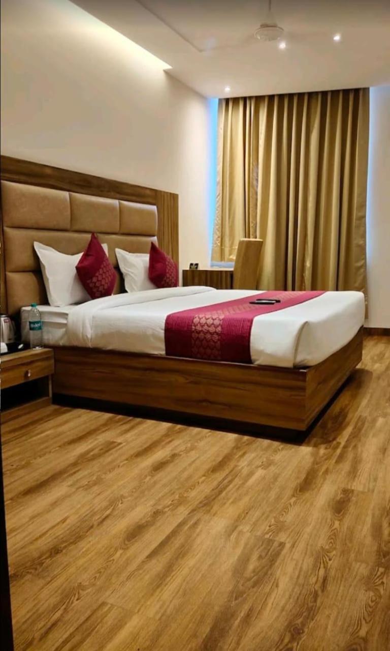 Hotel Pearl Wood Zirakpur Exteriör bild